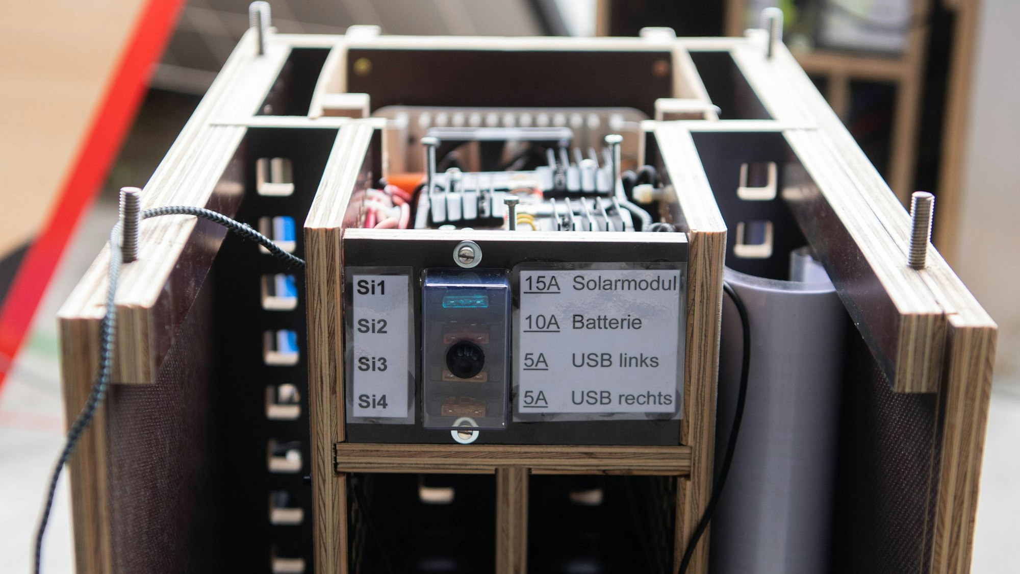 Das Bild zeigt das Innenleben der Ladestation.