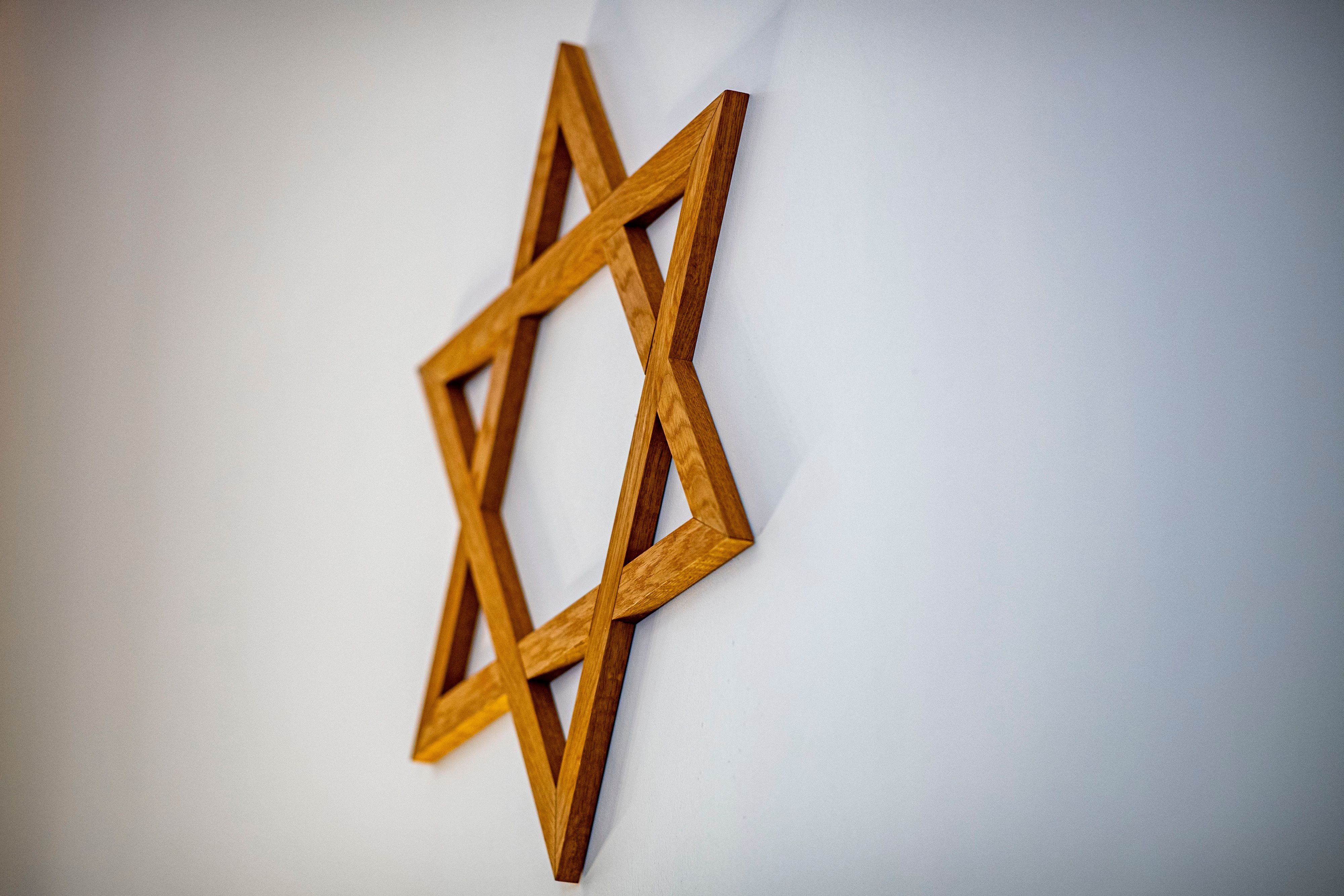 Ein Davidstern hängt an einer Wand im Gebetsraum einer Synagoge. Maccabi München will den Trainings- und Spielbetrieb trotz der Entwicklungen in Israel und Gaza fortsetzen.