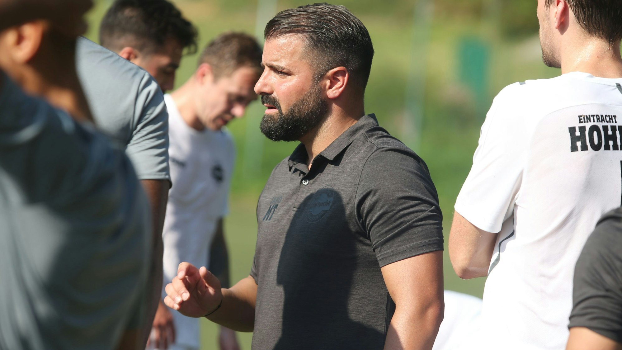 Zu sehen ist der Trainer einer Fußballmannschaft.
