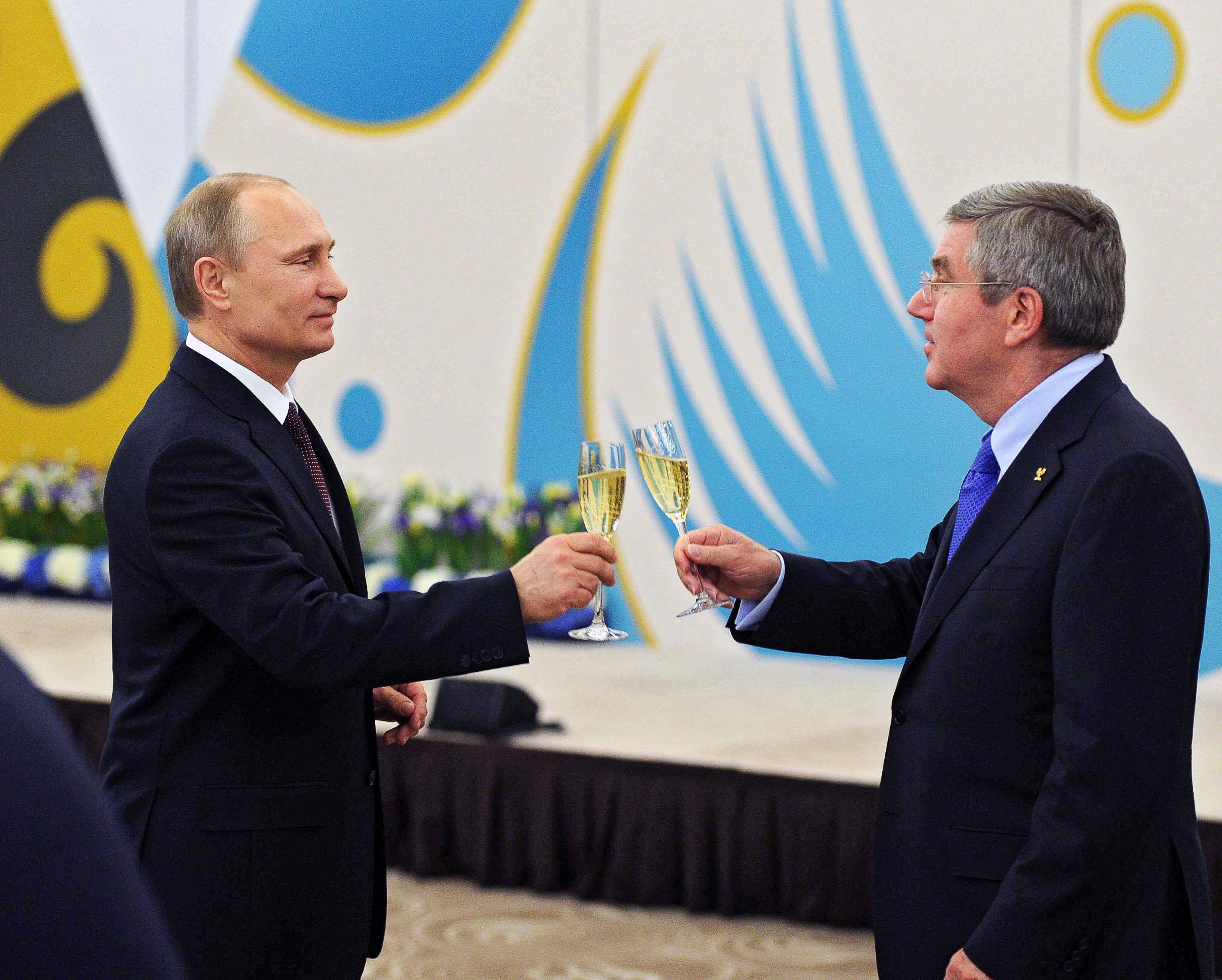 Russian President Vladimir Putin (L) toasts International Olympic Committee (IOC) President Thomas Bach (R) during an official breakfast in Sochi, Russia, 24 February 2014, the day after the Sochi 2014 Olympic Games ended.