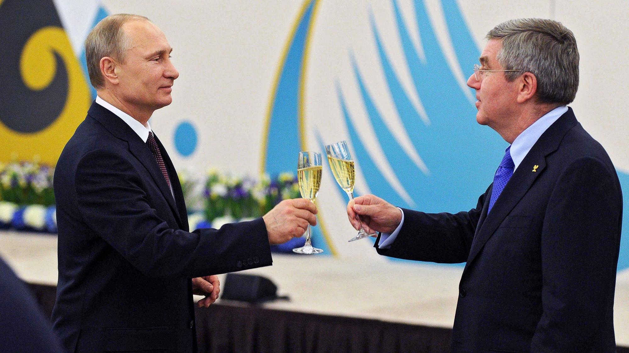 Russian President Vladimir Putin (L) toasts International Olympic Committee (IOC) President Thomas Bach (R) during an official breakfast in Sochi, Russia, 24 February 2014, the day after the Sochi 2014 Olympic Games ended.