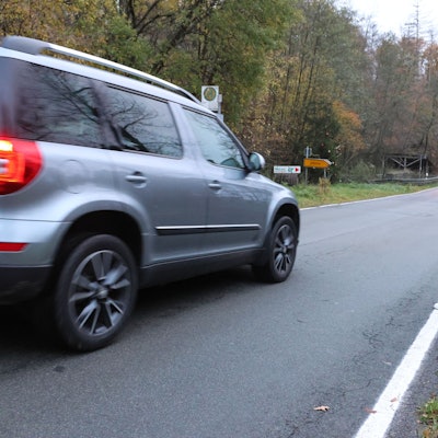 Kinder beim Überqueren der L 320 in Lindscheider Mühle.