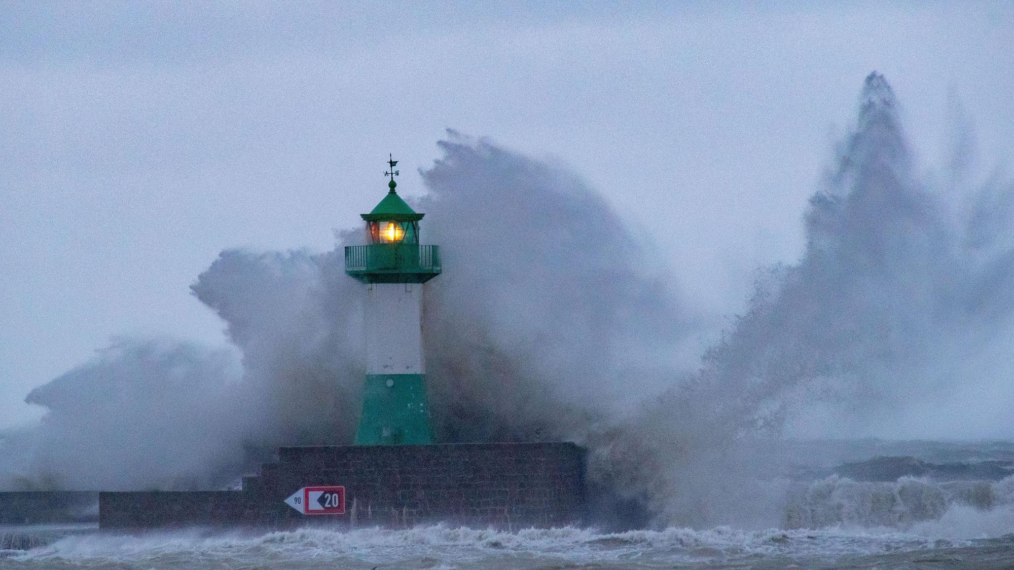 Riesenwellen schlagen über den Leuchtturm in Sassnitz. Wegen eines Sturmtiefs sind an der Ostseeküste die ersten Straßen und Uferbereiche vom Hochwasser überschwemmt worden.