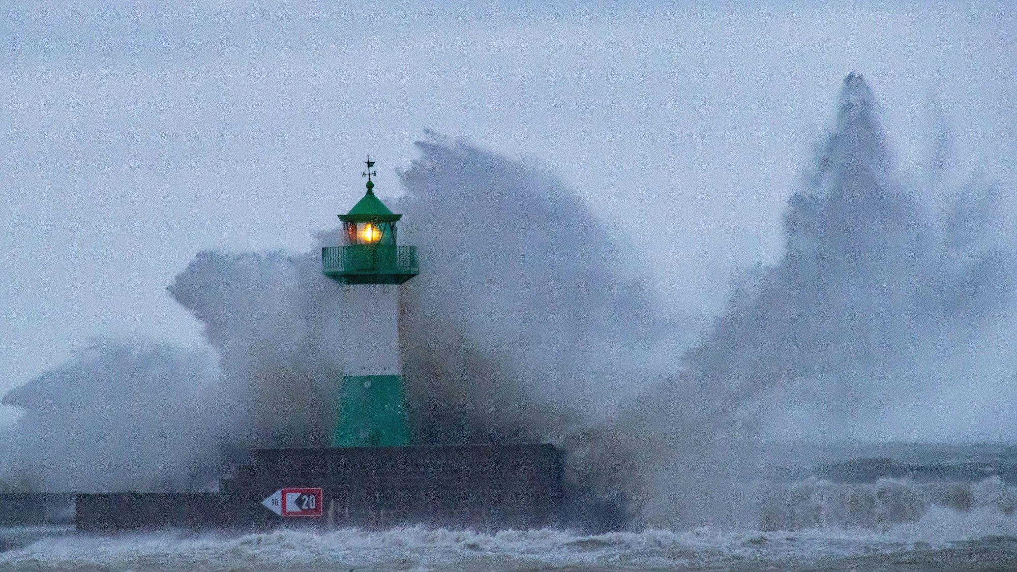 Riesenwellen schlagen über den Leuchtturm in Sassnitz.