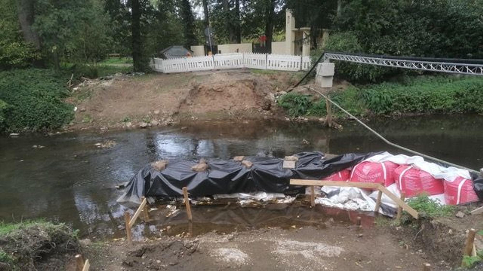 Die Baustelle am Erftluftkanal. Material liegt verstreut, eine Brücke ist nicht zu sehen.