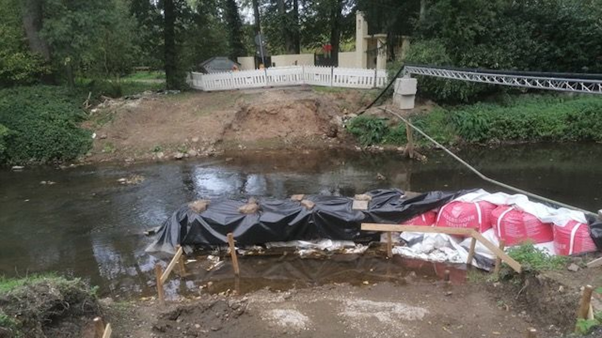 Die Baustelle am Erftluftkanal. Material liegt verstreut, eine Brücke ist nicht zu sehen.