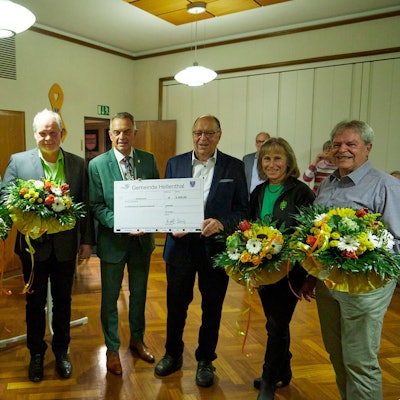 Die Vertreter der Vereine mit Bürgermeister Rudolf Westerburg und dem stellvertretenden Landrat Leo Wolter, die den Scheck mit dem Preisgeld halten.
