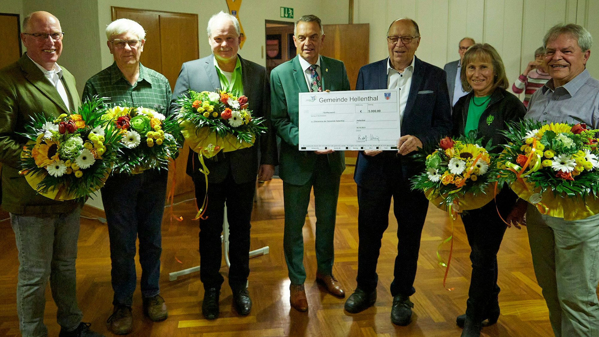 Die Vertreter der Vereine mit Bürgermeister Rudolf Westerburg und dem stellvertretenden Landrat Leo Wolter, die den Scheck mit dem Preisgeld halten.