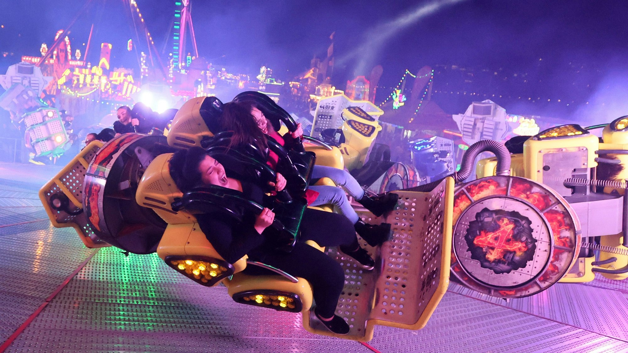 Fahrgeschäft auf der Deutzer Kirmes.