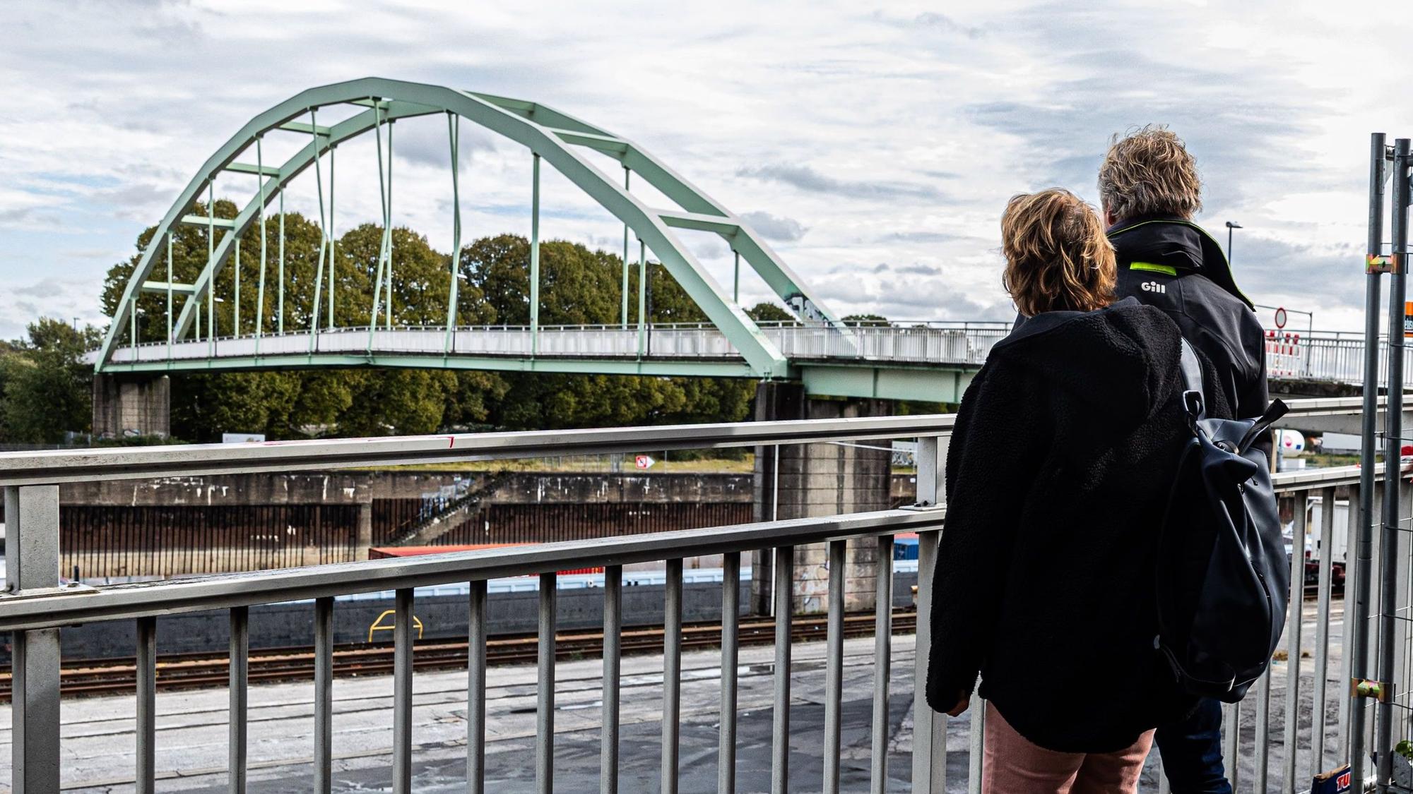 Mehrere Stahlteile der Brücke wurden bei dem Aufprall geknickt und deformiert, die Konstruktion ist schwer beschädigt.