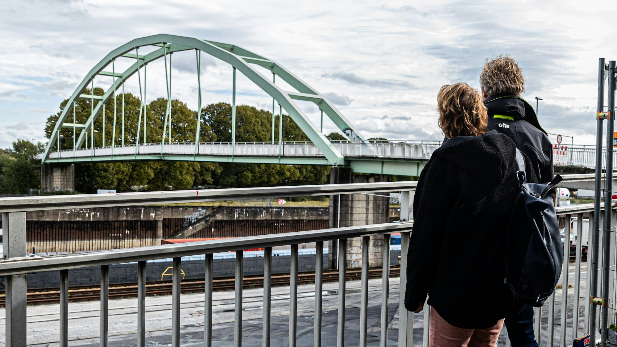 Mehrere Stahlteile der Brücke wurden bei dem Aufprall geknickt und deformiert, die Konstruktion ist schwer beschädigt.