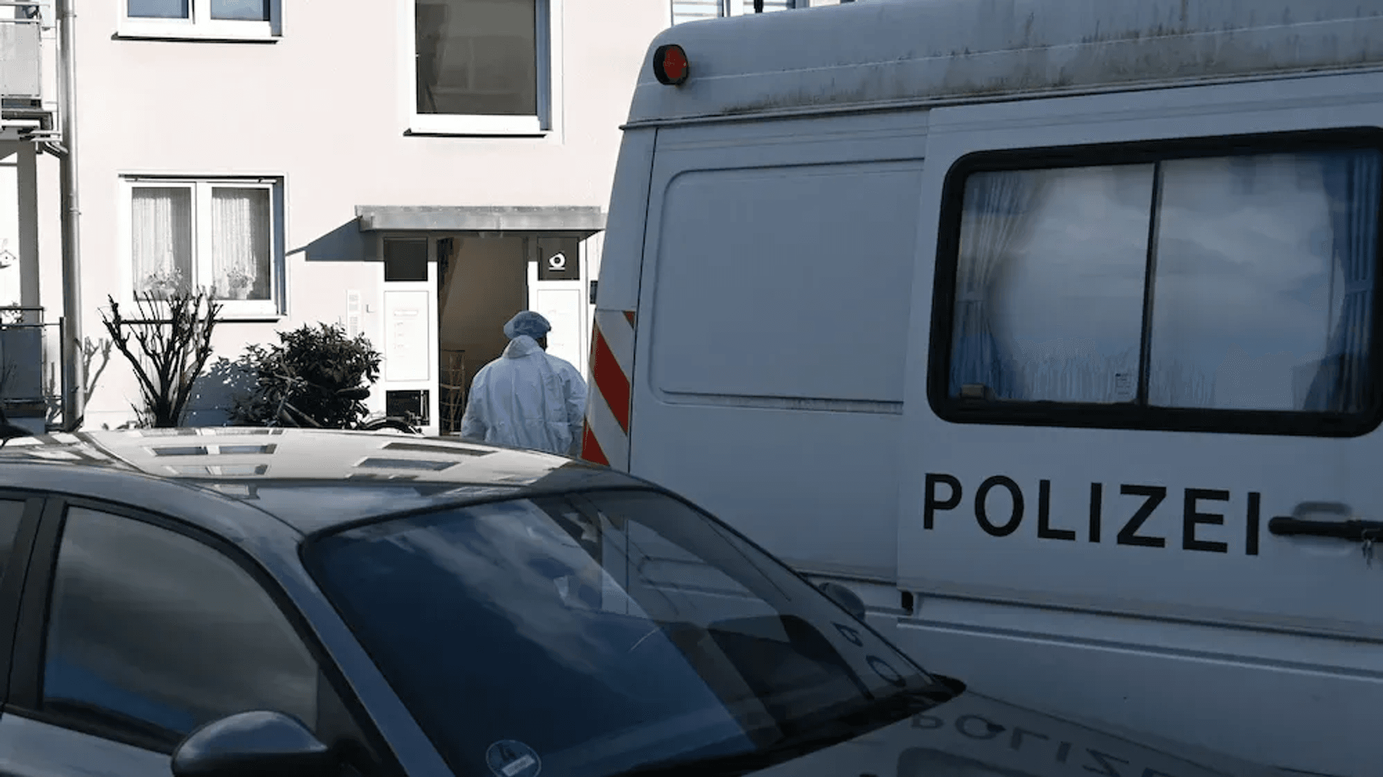 Ermittler gehen in ein Haus in der Kerpener Burgunderstraße.