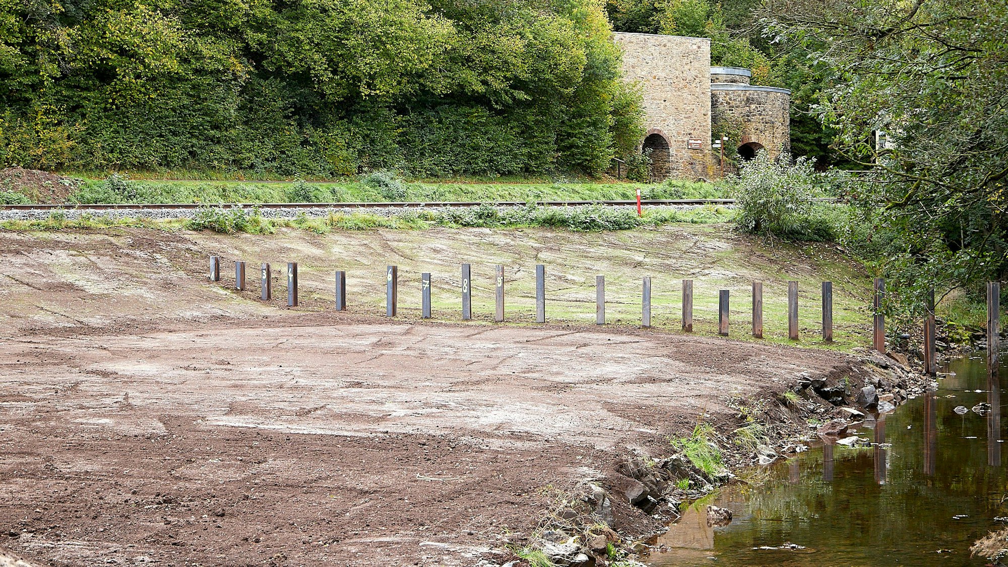 Metallpfähle einer Rechenanlage an der Urft bei Nettersheim.