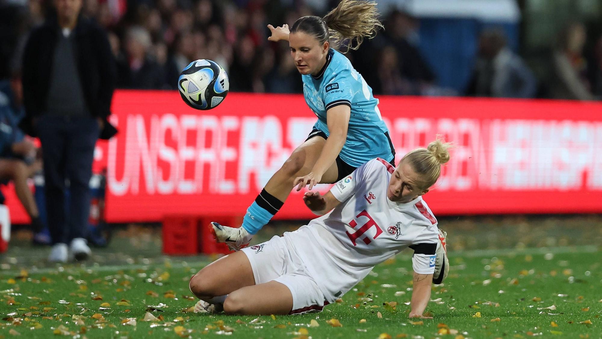 Google Pixel Frauen-Bundesliga 2023-2024, 1. FC Köln - Bayer 04 Leverkusen Celina Degen FC, 5, Estrella Merino Gonzalez B04, 20 im Zweikampf Köln Franz-Kremer-Stadion Nordrhein-Westfalen Deutschland *** Google Pixel Womens Bundesliga 2023 2024, 1 FC Cologne Bayer 04 Leverkusen Celina Degen FC, 5 , Estrella Merino Gonzalez B04, 20 in duel Cologne Franz Kremer Stadium North Rhine Westphalia Germany.