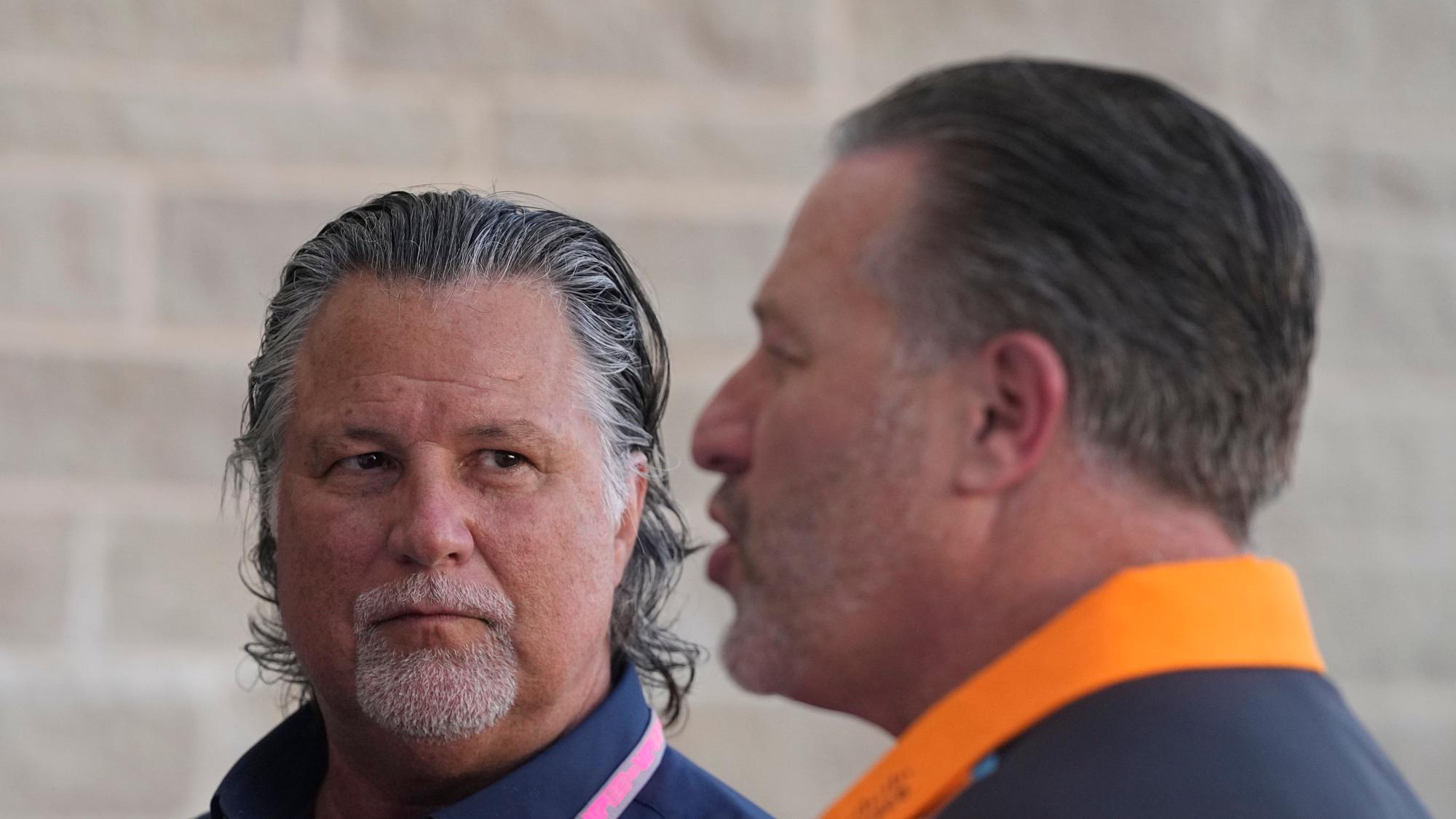 Michael Andretti (links) im Gespräch mit dem CEO von McLaren, Zak Brown.