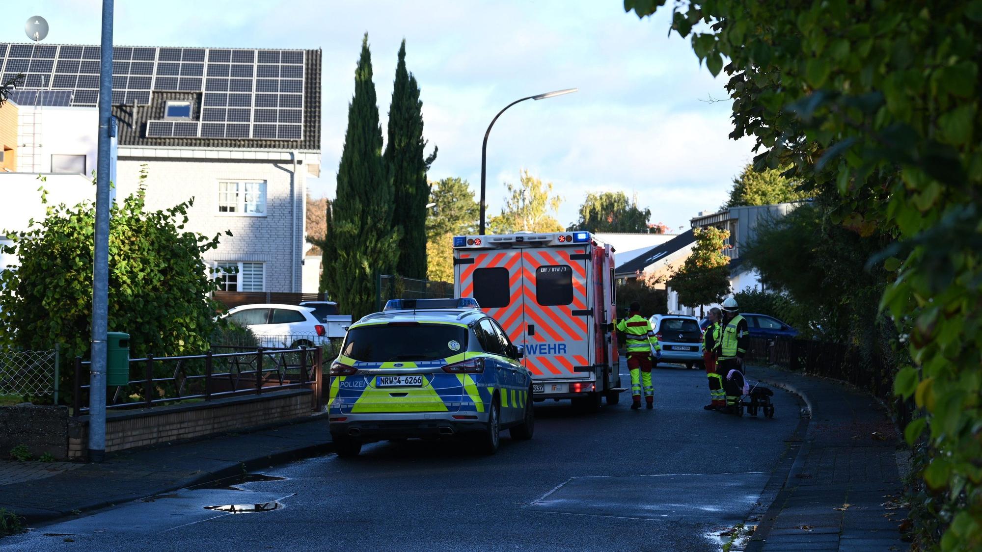 Polizei und Feuerwehr stehen wegen eines Küchenbrands im Amselweg in Erftstadt-Lechenich.