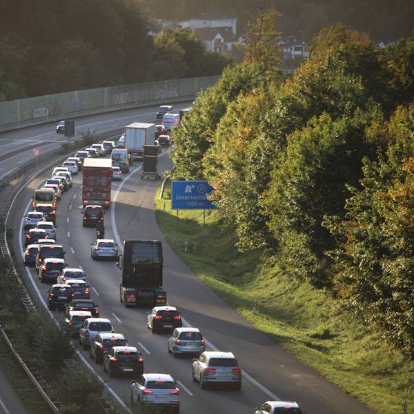Stau auf der A4 bei Untereschbach, von oben fotografiert.