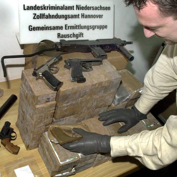 Ein Ermittler zeigt Waffen und Rauschgift einer festgenommenen deutsch-russischen Tätergruppe, die nach dreijähriger Ermittlungsarbeit im international organisierten Drogenhandel und -schmuggel zerschlagen werden konnte.