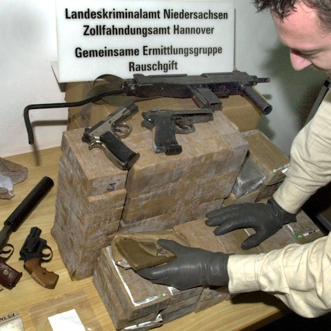 Ein Ermittler zeigt Waffen und Rauschgift einer festgenommenen deutsch-russischen Tätergruppe, die nach dreijähriger Ermittlungsarbeit im international organisierten Drogenhandel und -schmuggel zerschlagen werden konnte.