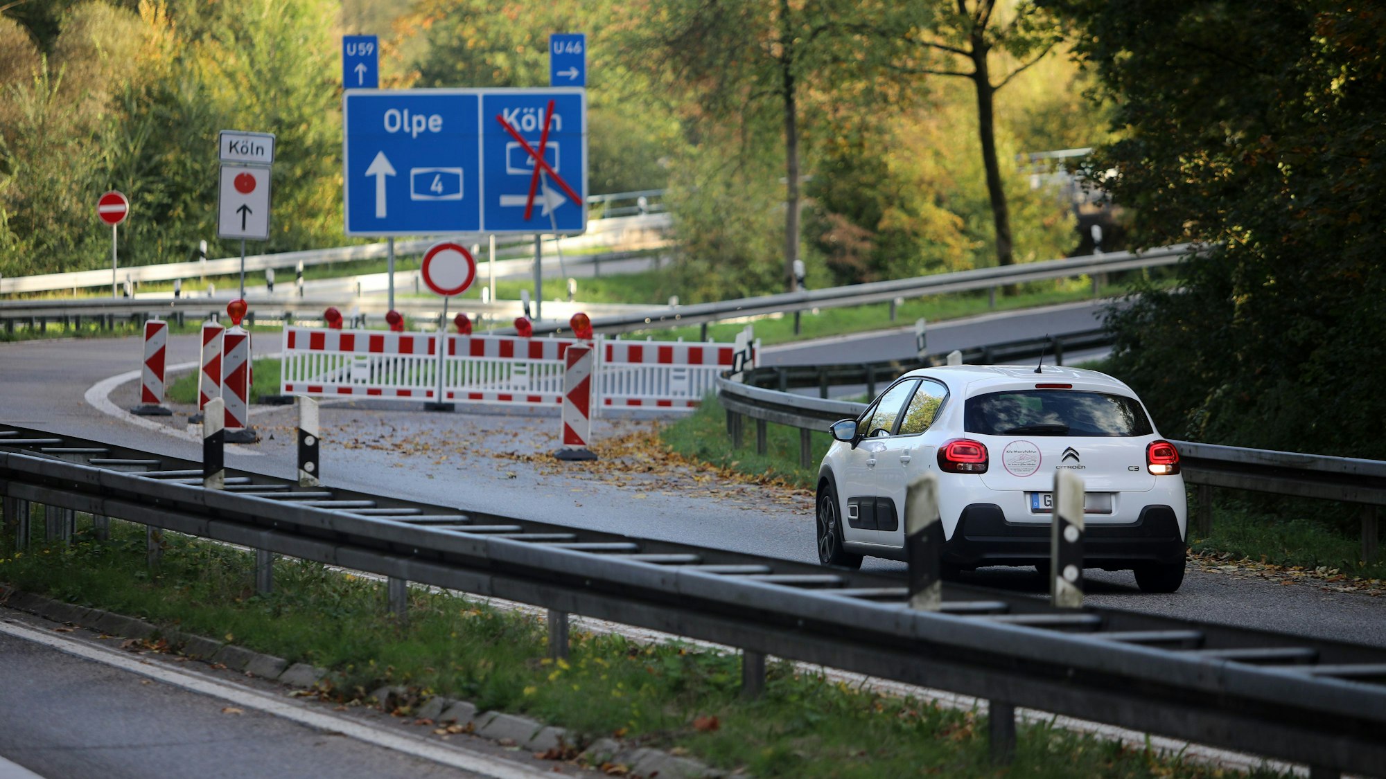 Ein Auto fährt auf eine Absperrung zu.