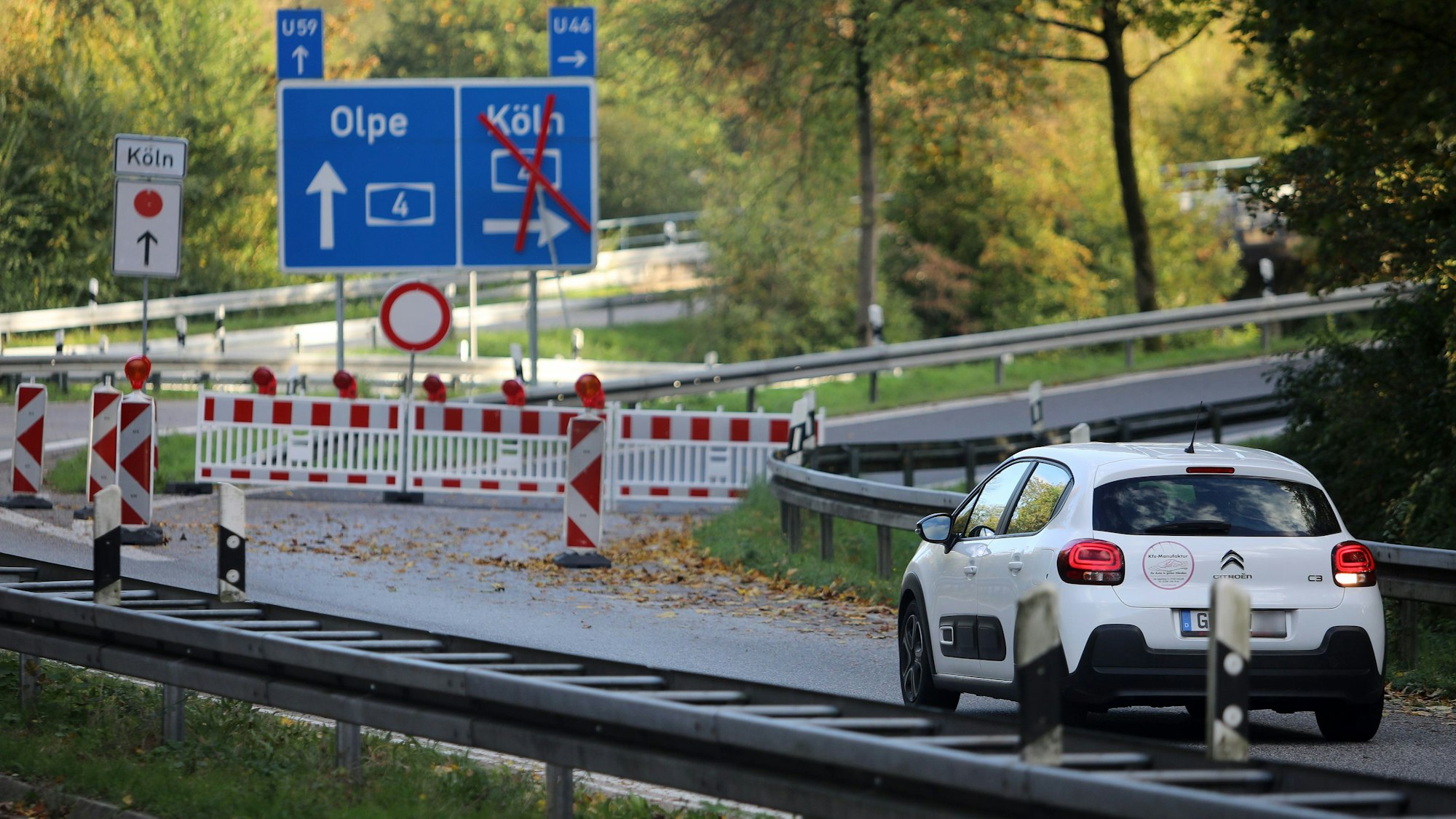 Ein Auto mit Rückwärtsgang steht auf der Autobahnauffahrt auf die A4 in Untereschbach. Vor dem Auto ist die gesperrte auffahrt in Richtung Köln zu sehen.