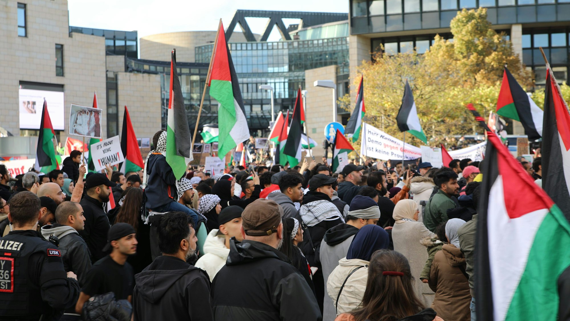 Mehrere Tausend Menschen nehmen an einer Pro-Palästina-Demonstration teil und stehen vor dem Landtag von Nordrhein-Westfalen.