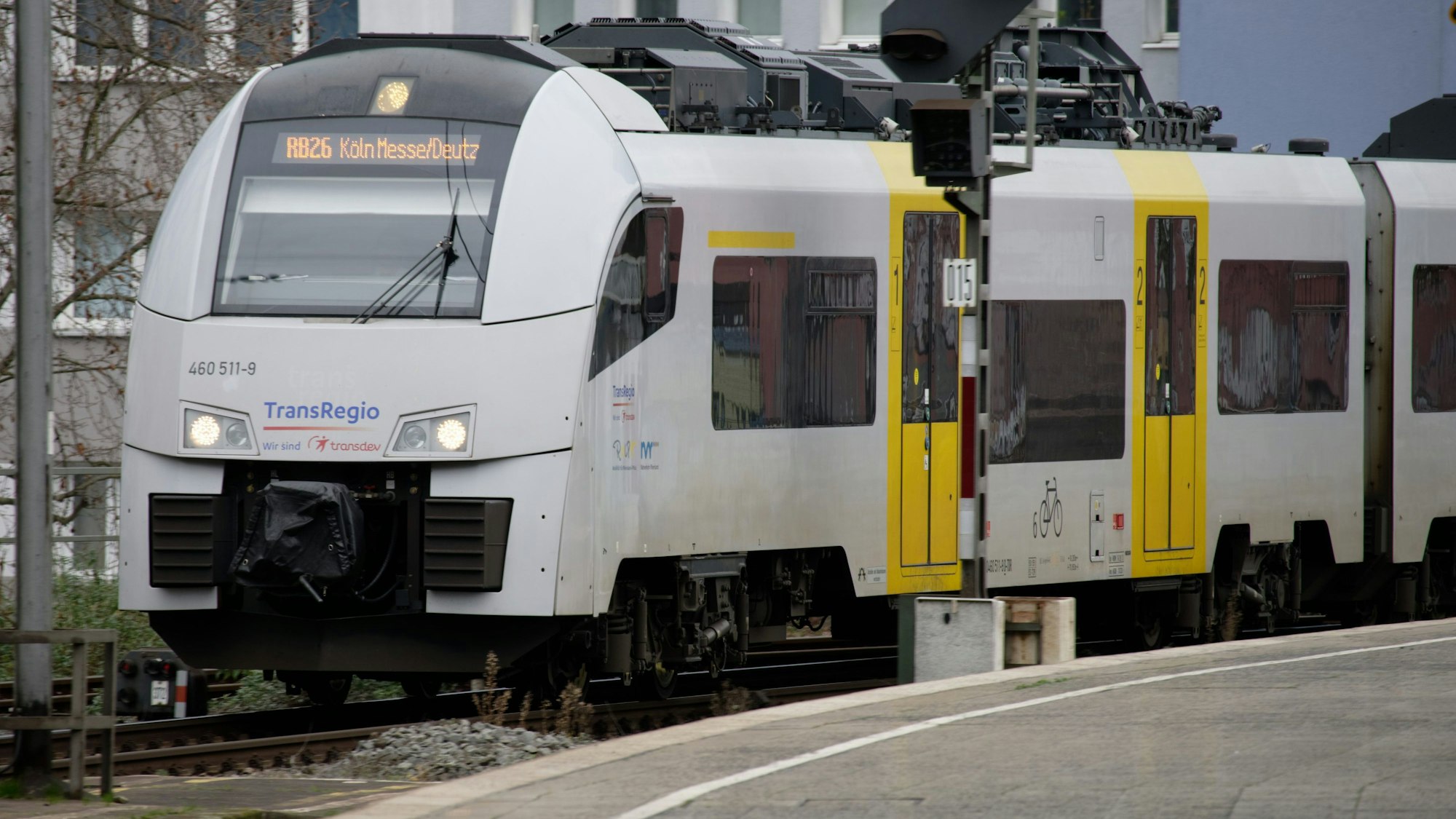 ARCHIV - 17.01.2020, Nordrhein-Westfalen, Köln: Ein Transregio Zug der Bahngesellschaft Transdev GmbH steht im Kölner Hauptbahnhof. Die Bahngewerkschaft GDL hat für diesen Samstag Warnstreiks bei elf Zuglinien des Transdev-Konzerns in NRW angekündigt. Betroffen ist auch die  Regionalbahn 26 von Köln nach Mainz (zu: «Warnstreik in NRW - Behinderungen erwartet»). Foto: Henning Kaiser/dpa +++ dpa-Bildfunk +++