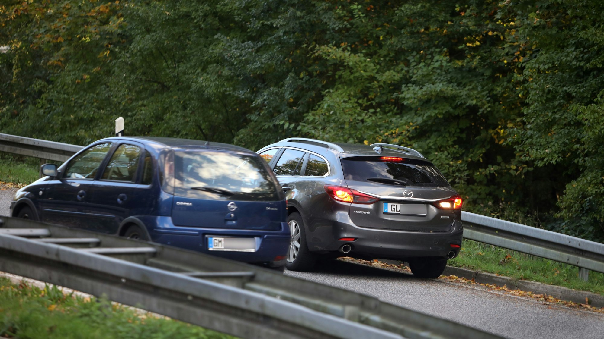 Autos fahren nebeneinander.