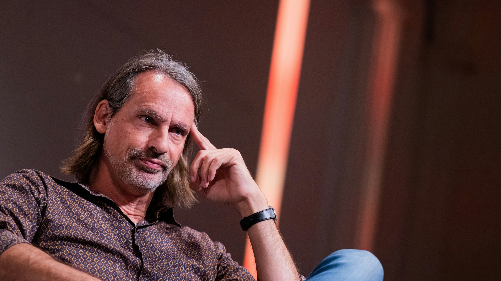 Richard David Precht, Philosoph und Publizist, sitzt im Rahmen des Literaturfestivals lit.Cologne Spezial 2022 auf der Bühne in der Flora. In diesem Jahr wird es nicht zu einem Auftritt kommen (Archivbild)