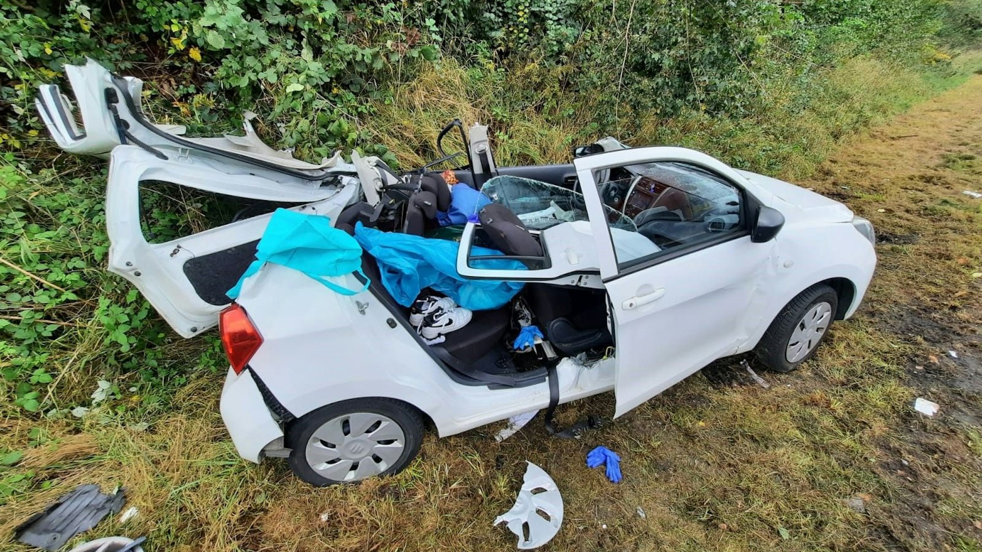 Ein Unfallauto im Graben.