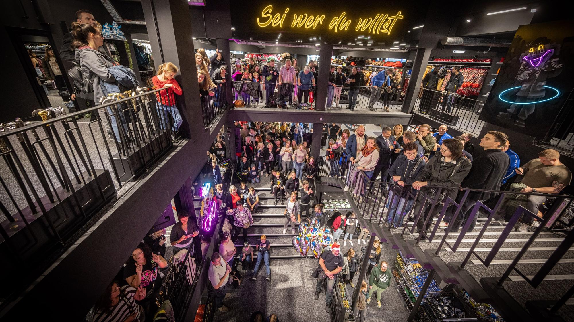 Zur Eröffnung des neuen Deiters-Shop auf dem Hohenstaufenring kamen zahlreiche Neugierige.