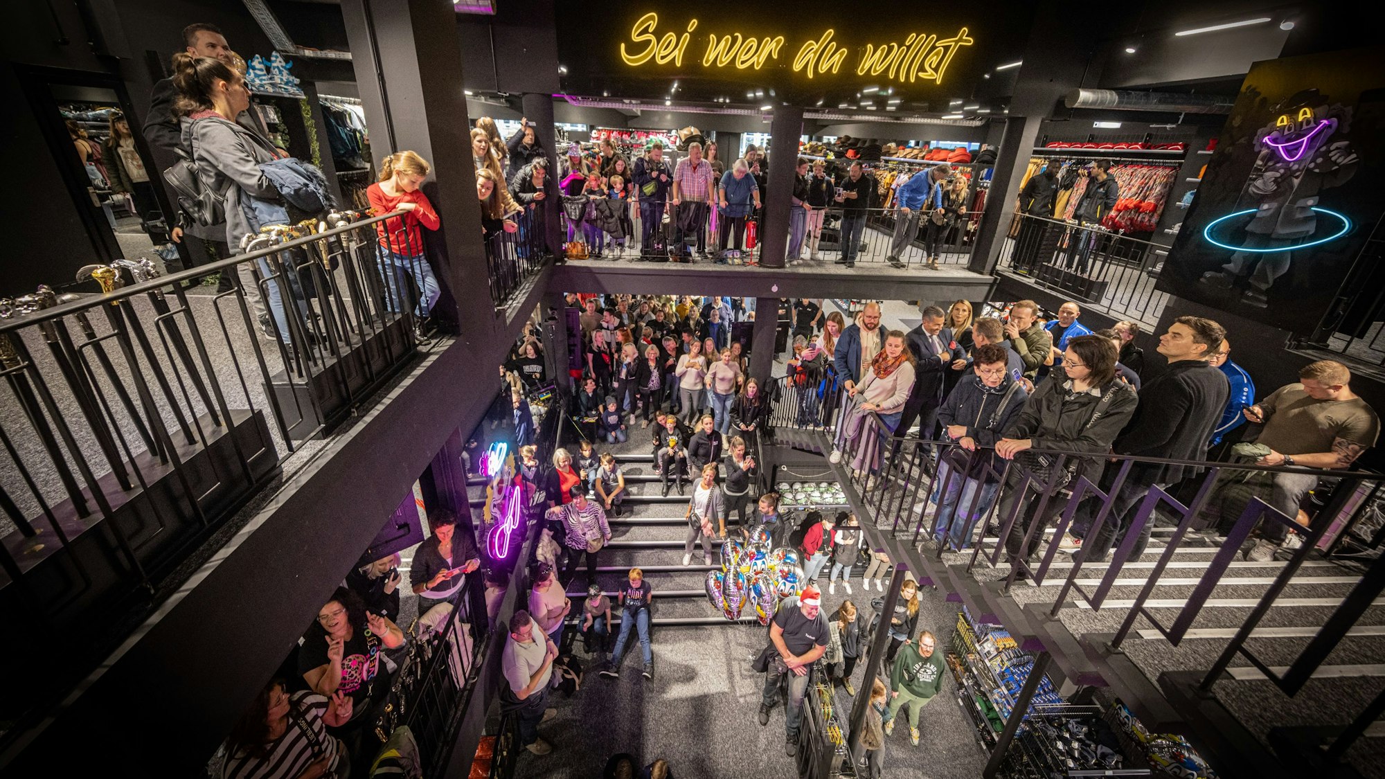 Zur Eröffnung des neuen Deiters-Shop auf dem Hohenstaufenring kamen zahlreiche Neugierige.