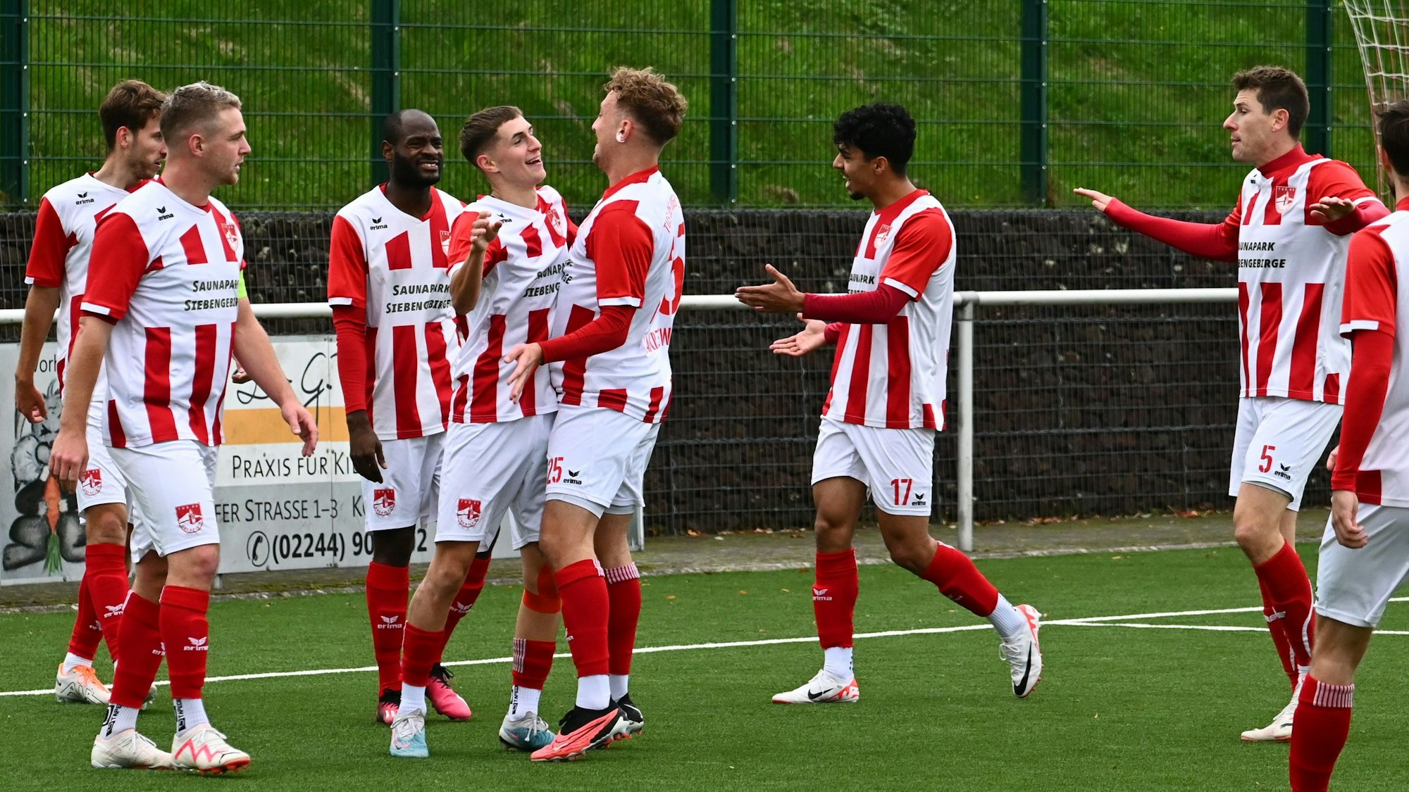 Zu früh gefreut: Der TuS 05 Oberpleis bejubelt den Treffer zum 1:0.