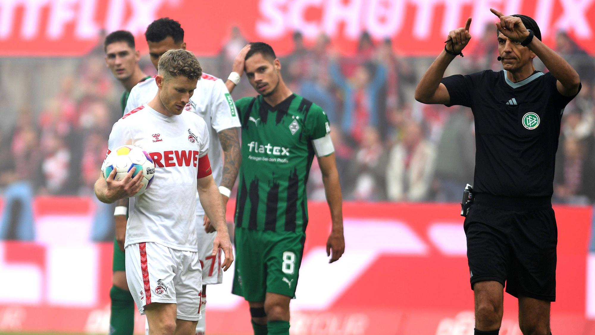 Schiedsrichter Deniz Aytekin gibt nach Videobeweis Elfmeter