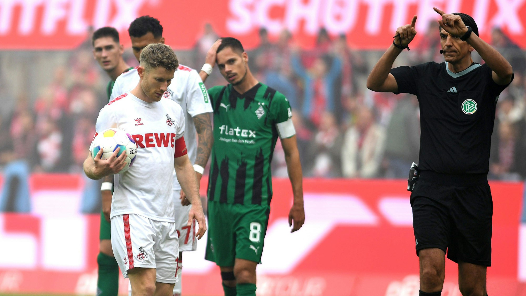 Schiedsrichter Deniz Aytekin gibt nach Videobeweis Elfmeter