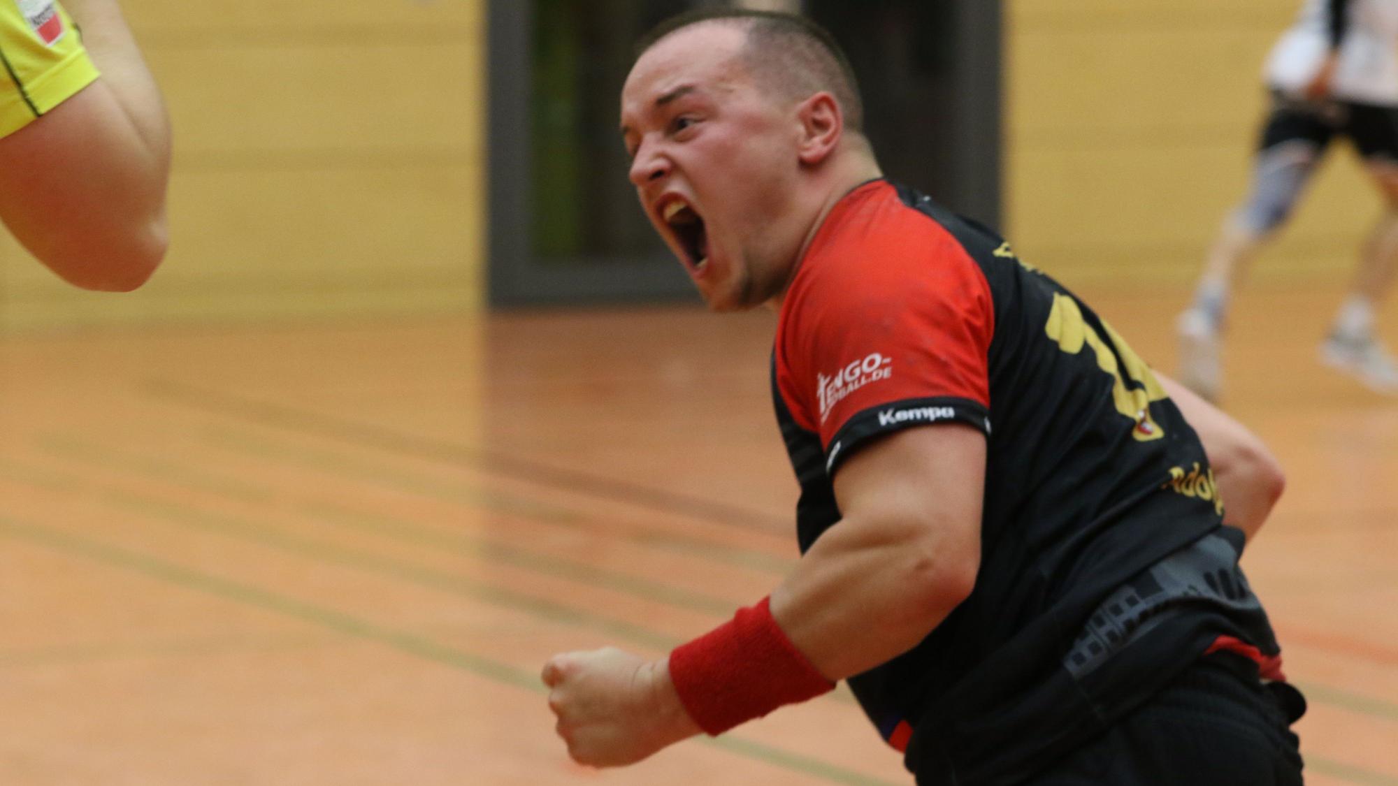 Das Bild zeigt Niklas Adolph, wie er die Faust ballt und schreit.
