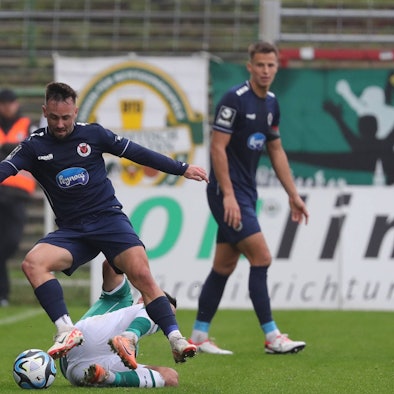 GER, 3. Liga VfB Luebeck vs FC Viktoria Koeln / 21.10.2023, Dietmar-Scholze-Stadion an der Lohmuehle, Luebeck, GER, 3. Liga VfB Luebeck vs FC Viktoria Koeln im Bild / picture shows Simon Handle FC Viktoria Koeln 07 im Zweikampf gegen Tarik Gözüsirin/Goezuesirin VfB Luebeck 25 *** GER, 3 Liga VfB Luebeck vs FC Viktoria Koeln 21 10 2023, Dietmar Scholze Stadion an der Lohmuehle, Luebeck, GER, 3 Liga VfB Luebeck vs FC Viktoria Koeln in picture shows Simon Handle FC Viktoria Koeln 07 in duel against Tarik Gözüsirin Goezuesirin VfB Luebeck 25 nordphotoxGmbHx/xTauchnitz nph00059