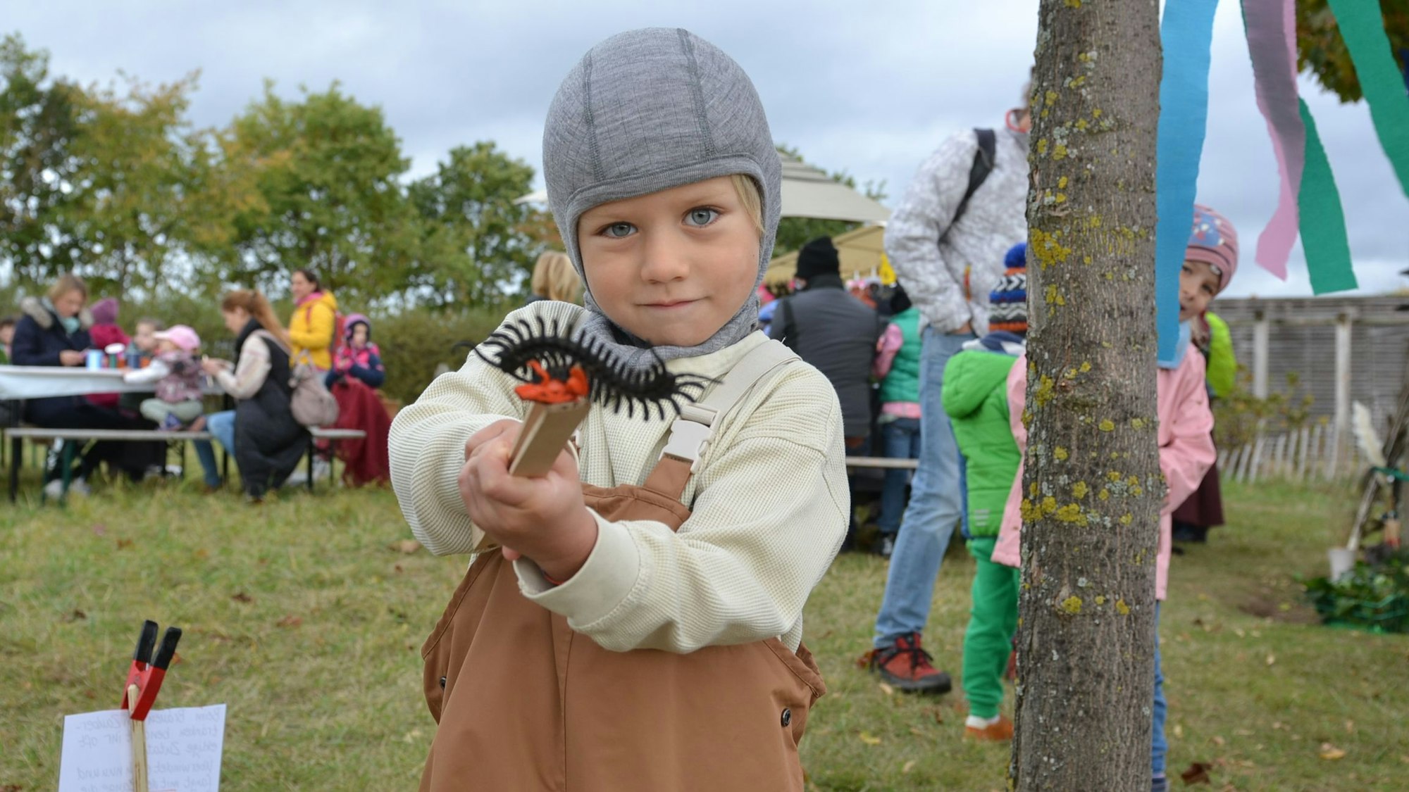 Ein kleines Kind mit einer grauen Mütze beim Drachenfest in Zülpich.