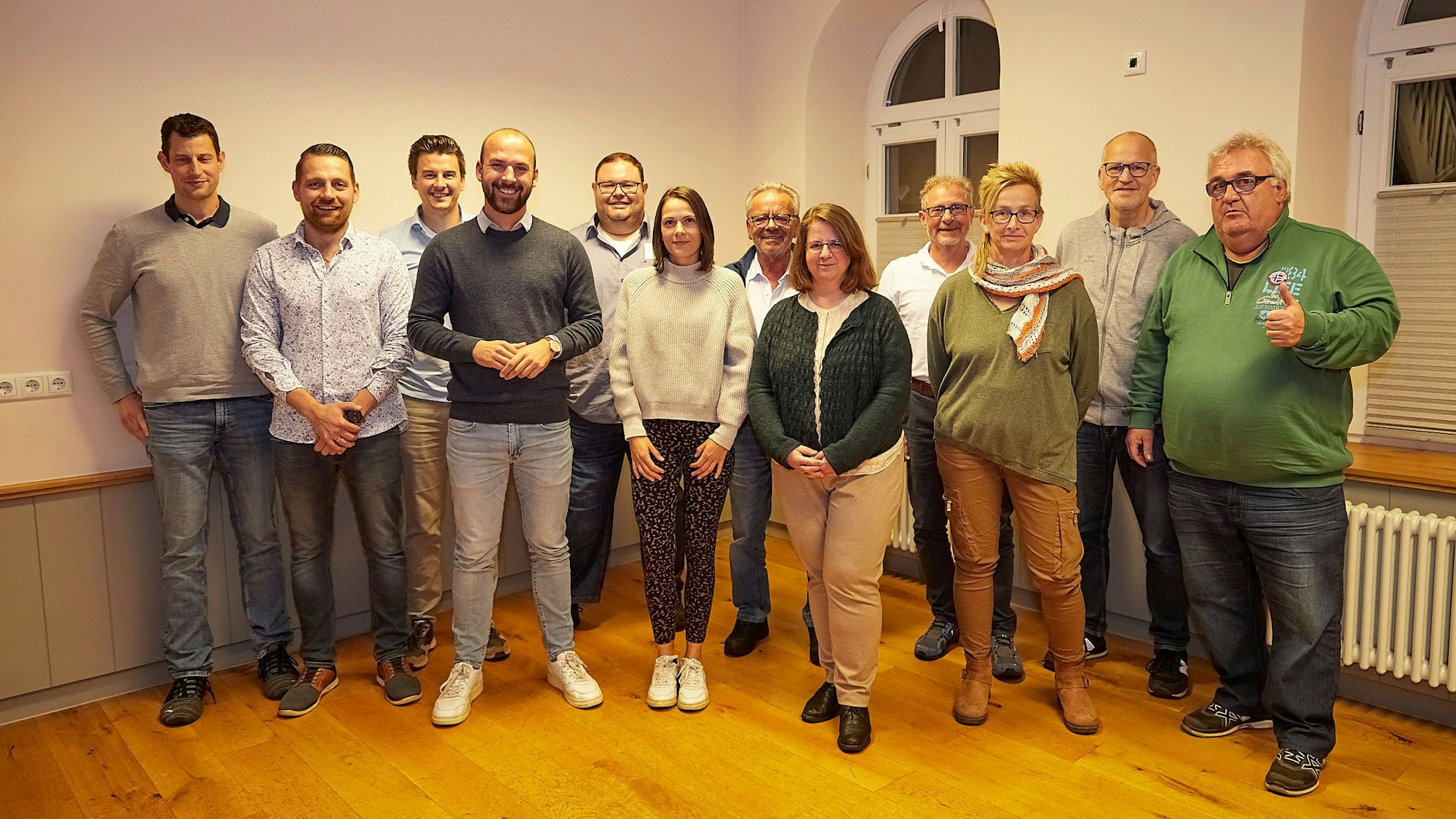 Eine Gruppe Männer und Frauen steht in einem Raum zusammen. Es ist der Vorstand der neuen Wählervereinigung Eifel um Vorsitzenden Andreas Winkler (4.v.l.).