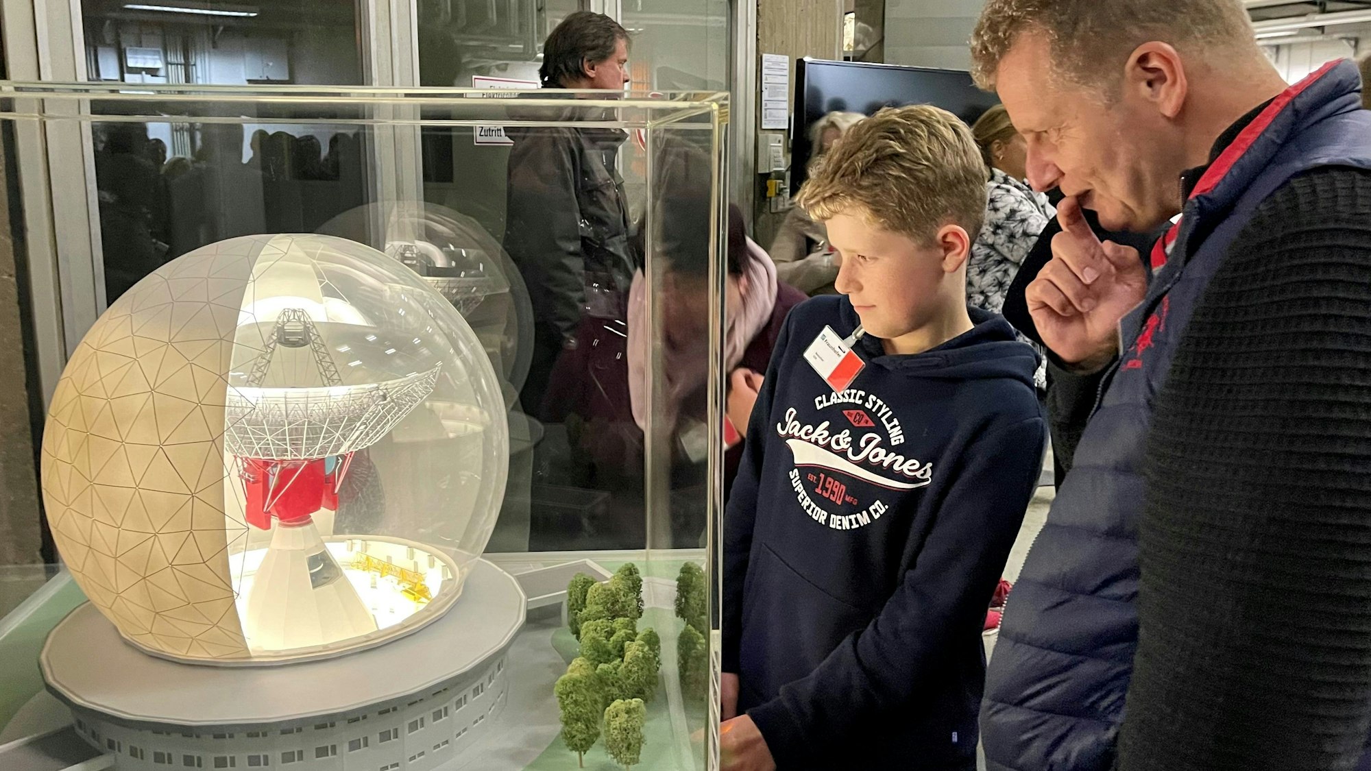 Ein beleuchtetes Modell des Radars zog die Aufmerksamkeit auf sich,.