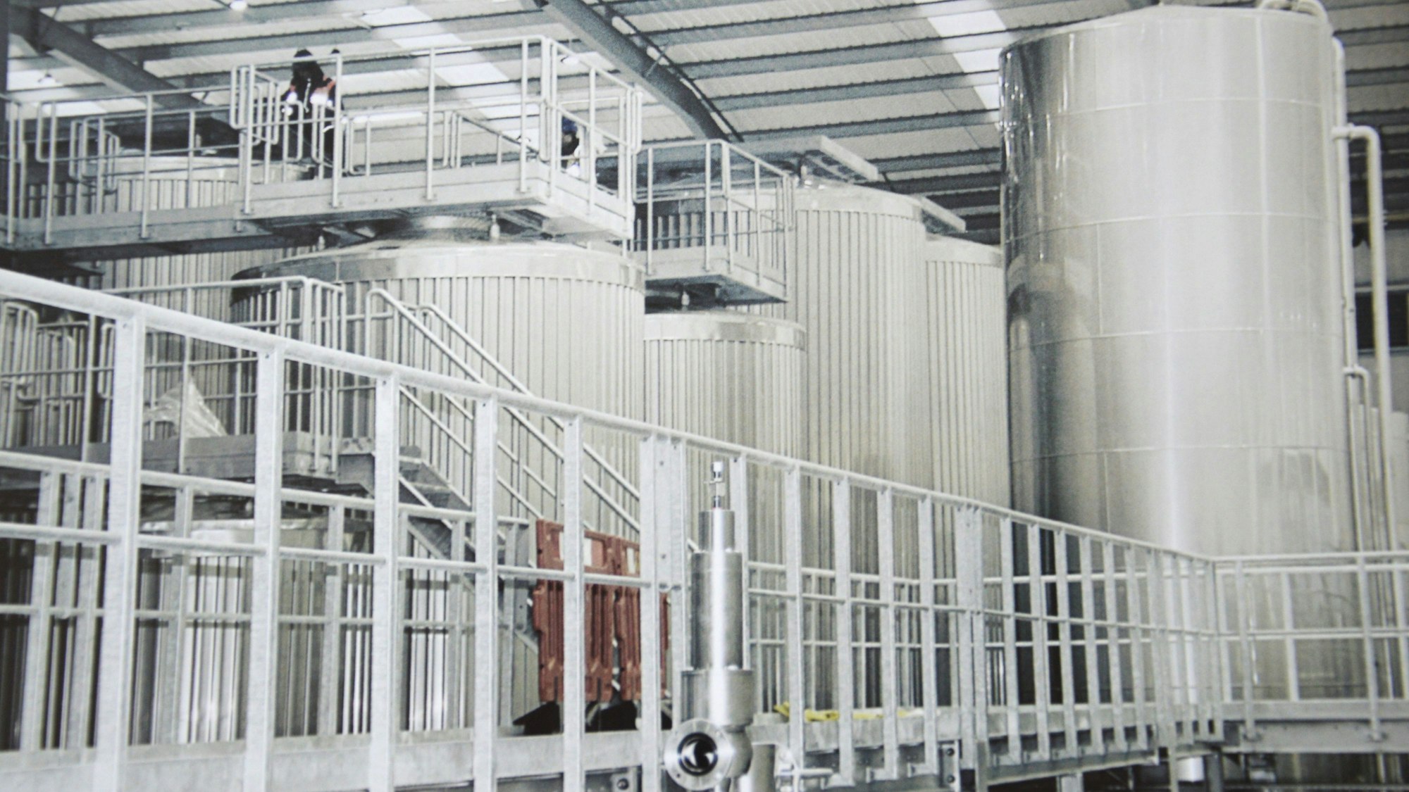 Bedienbrücken und Treppen aus Stahl in einer Industrieanlage.