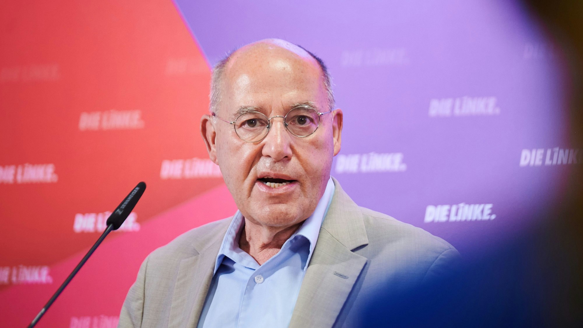 ARCHIV - 24.07.2023, Berlin: Gregor Gysi (Die Linke) spricht während einer Pressekonferenz im Karl-Liebknecht-Haus, in der auch Parteivorsitzender Schirdewan spricht. (zu dpa «Gysi räumt Wagenknecht-Partei geringe Chancen ein») Foto: Annette Riedl/dpa +++ dpa-Bildfunk +++