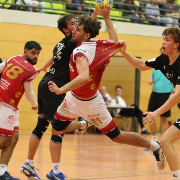 Palmersheimers A-Jugendspieler Hussein Nasser Eddine wird beim Sprungwurf am Trikot gezogen.