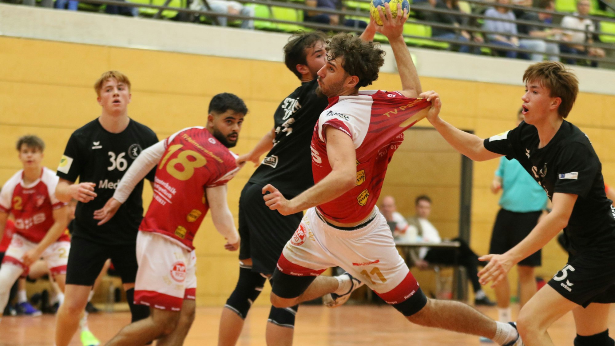 Palmersheimers A-Jugendspieler Hussein Nasser Eddine wird beim Sprungwurf am Trikot gezogen.