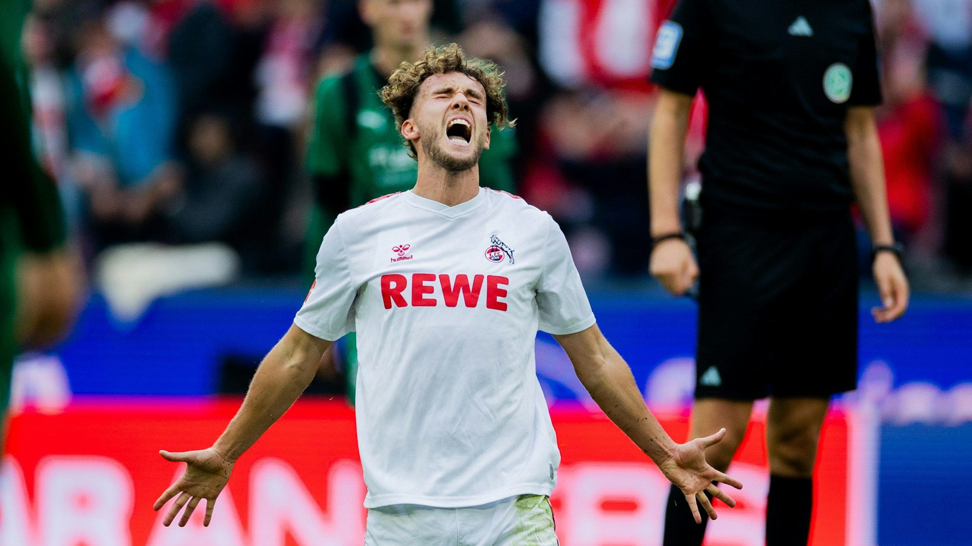 22.10.2023, Nordrhein-Westfalen, Köln: Fußball: Bundesliga, 1. FC Köln - Borussia Mönchengladbach, 8. Spieltag, RheinEnergieStadion. Kölns Luca Waldschmidt ärgert sich über seinen Pfostenschuss. Foto: Rolf Vennenbernd/dpa +