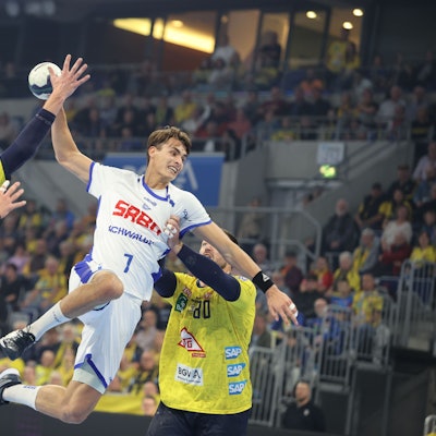 Julian Köster überwindet mit einem Sprungwurf die Abwehr Rhein-Neckar Löwen.