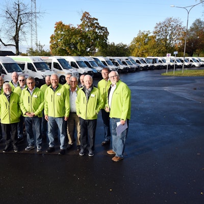 Gastgeber in Grün: Mitglieder des Waldbröler Bürgerbusvereins begrüßten mehr als 270 Vertreterinnen und Vertreter anderer Vereine in der Nutscheidhalle. Dort fand die Jahreshauptversammlung des Dachverbandes „Pro Bürgerbus NRW“ statt. Hier stehen die Waldbröler auf dem Parkplatz vor den versammelten Bürgerbussen.