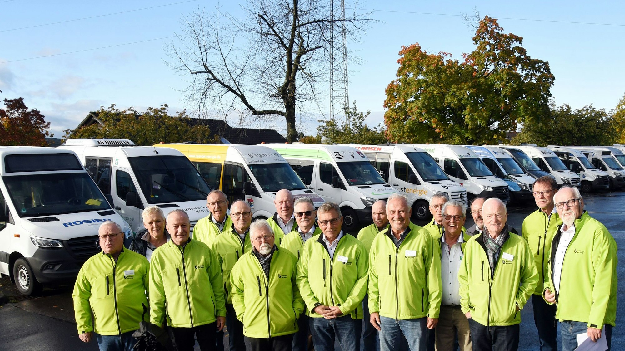 Gastgeber in Grün: Mitglieder des Waldbröler Bürgerbusvereins begrüßten mehr als 270 Vertreterinnen und Vertreter anderer Vereine in der Nutscheidhalle. Dort fand die Jahreshauptversammlung des Dachverbandes „Pro Bürgerbus NRW“ statt. Hier stehen die Waldbröler auf dem Parkplatz vor den versammelten Bürgerbussen.