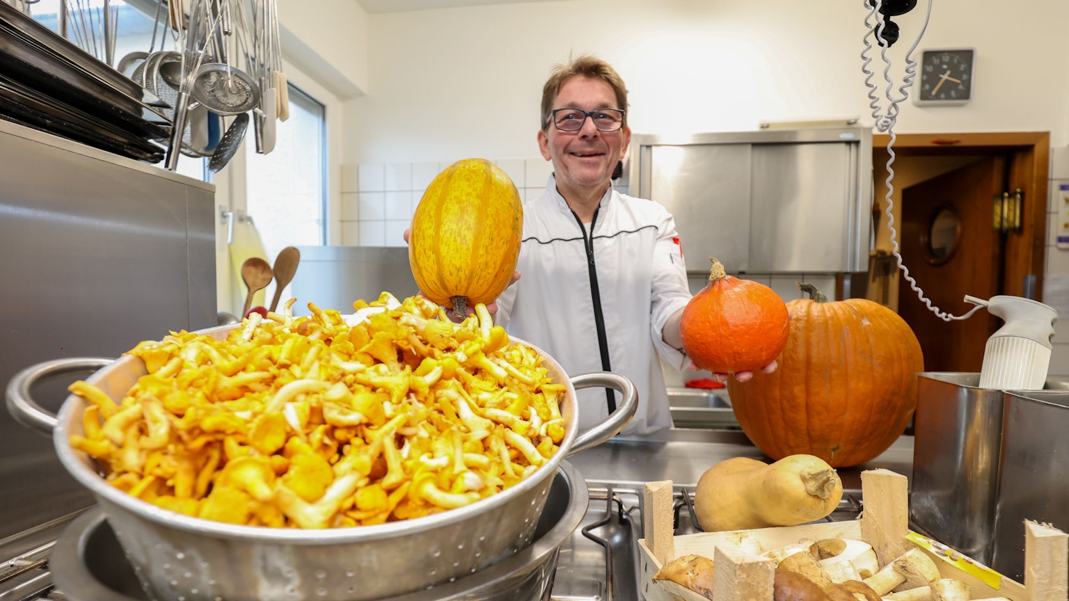 Herbert Jungbluth zeigt lokale Zutaten im Restaurant Kräutergarten in Wachtberg-Adendorf.