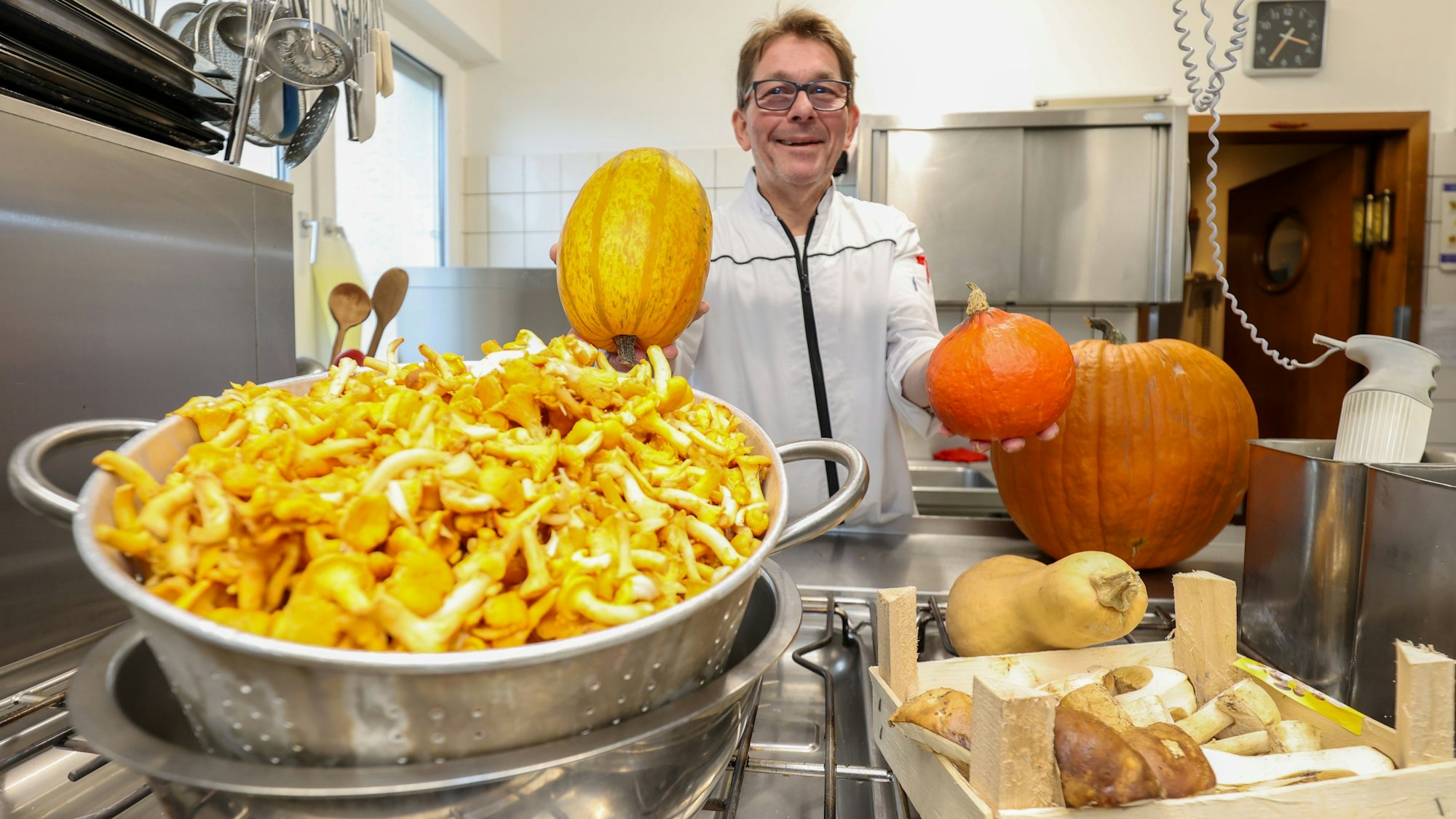 Herbert Jungbluth zeigt lokale Zutaten im Restaurant Kräutergarten in Wachtberg-Adendorf.